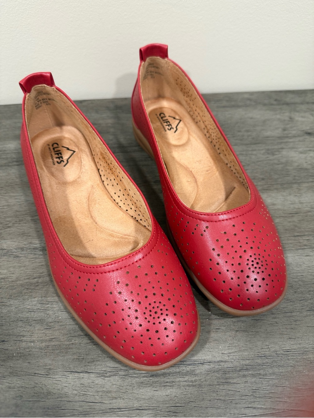 Cliffs by WHITE MOUNTAIN Cortney Red Perforated Slip-On Ballet Flats size 7.5